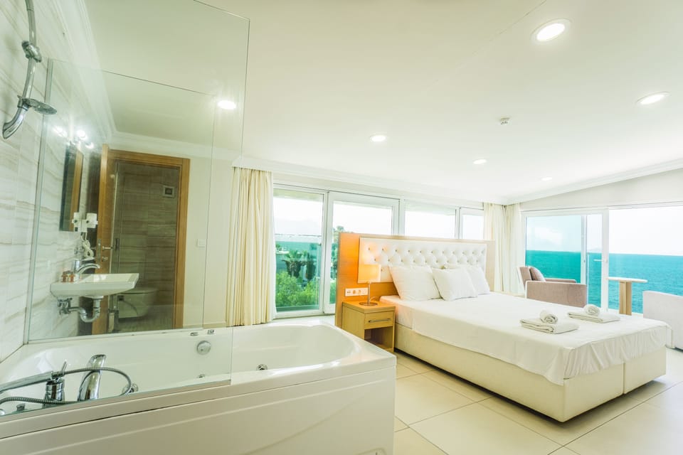 Suite, 1 Bedroom | Minibar, in-room safe, soundproofing, free WiFi