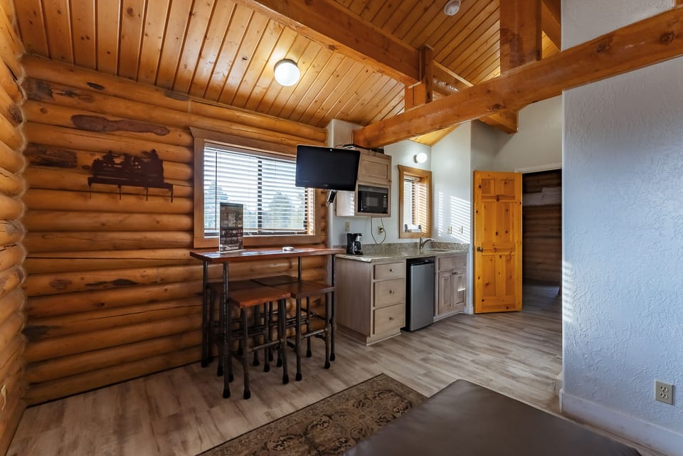 Cabin suite (Queen Bunk) | Private kitchenette