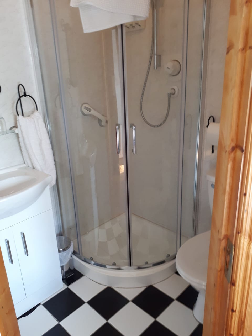 Double Room, Ensuite, Garden View | Bathroom | Shower, hair dryer, towels