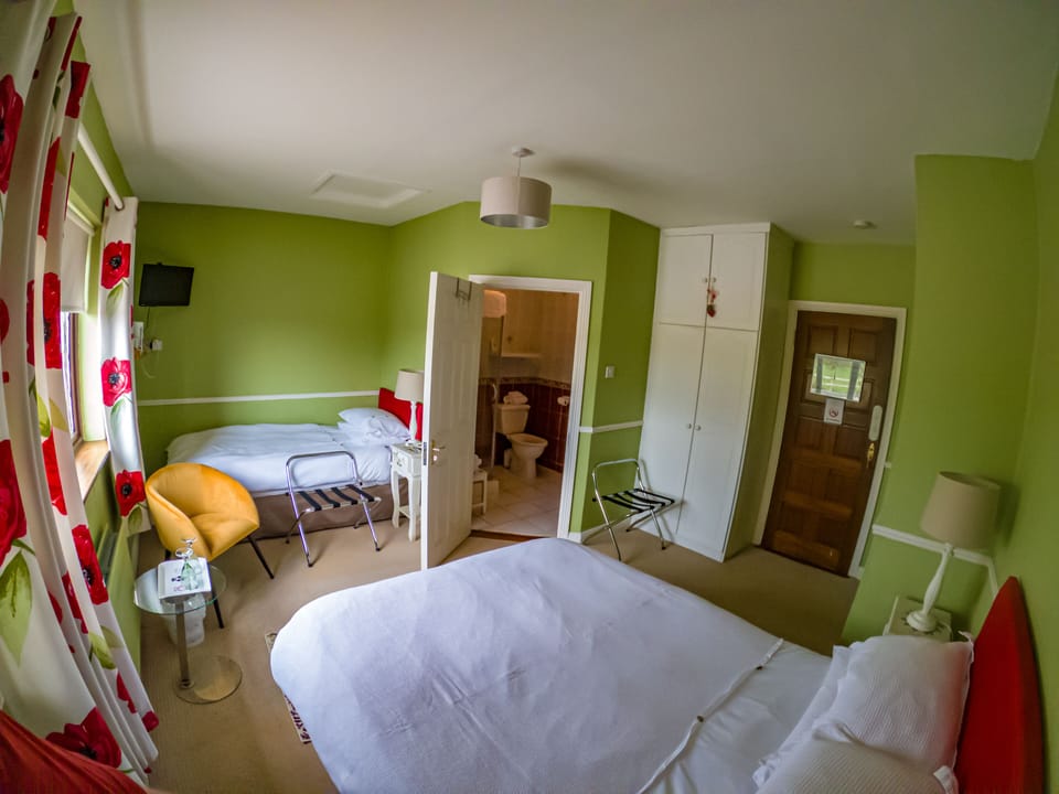 Double Single Ensuite | Iron/ironing board (on request), WiFi (free), bed sheets