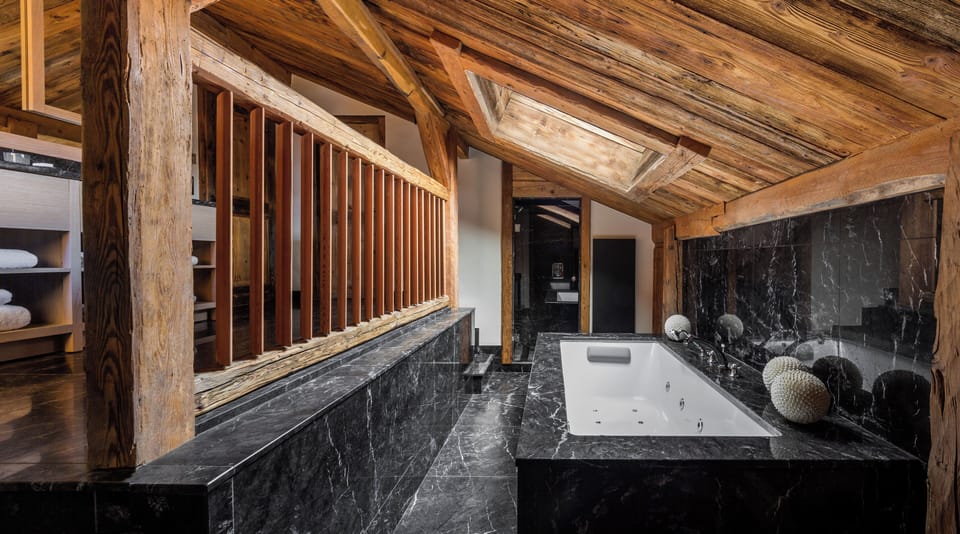 Suite 3 Chambres Noémie avec 1 Lit King-Size | Bathroom | Separate tub and shower, designer toiletries, hair dryer, bathrobes