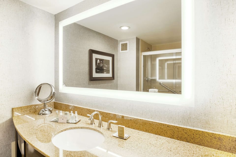 Combined shower/tub, free toiletries, hair dryer, towels