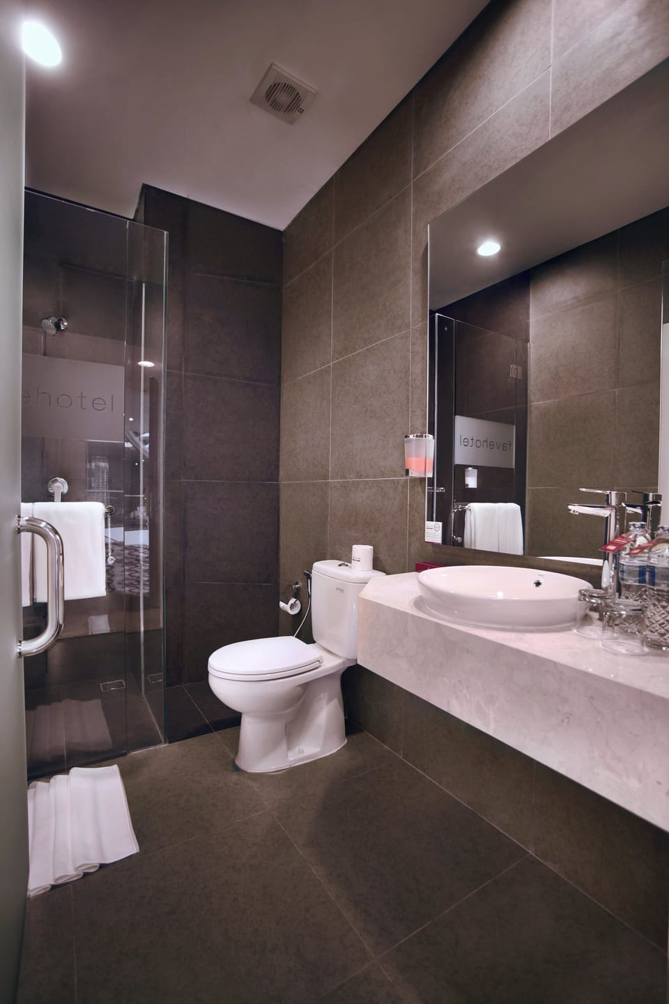 Superior Room | Bathroom | Shower, hair dryer, slippers, towels