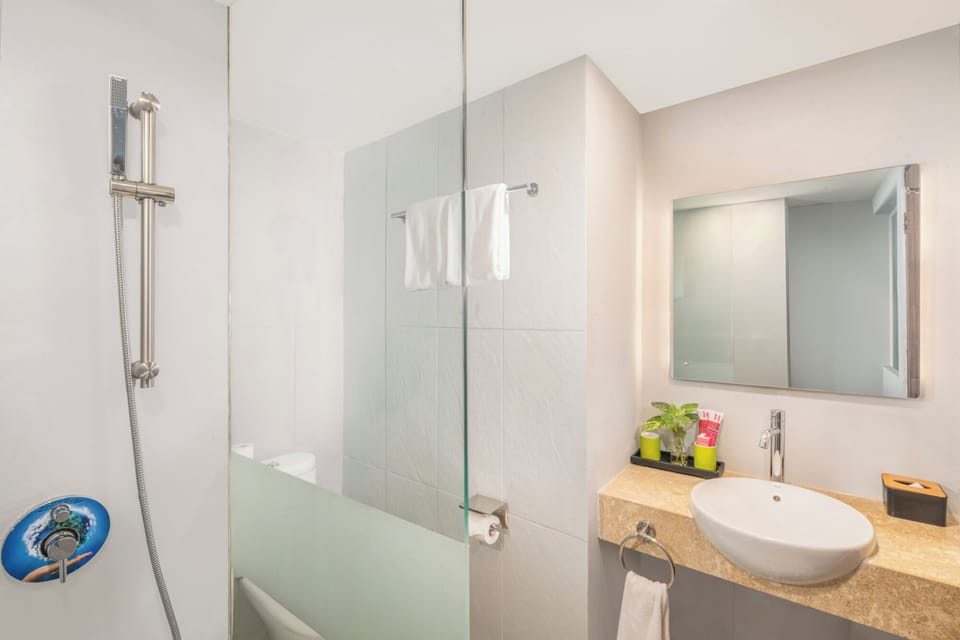 Deluxe Room | Bathroom | Shower, rainfall showerhead, free toiletries, towels