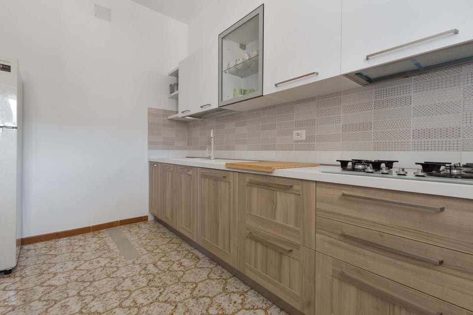 Full-size fridge, microwave, oven, dishwasher