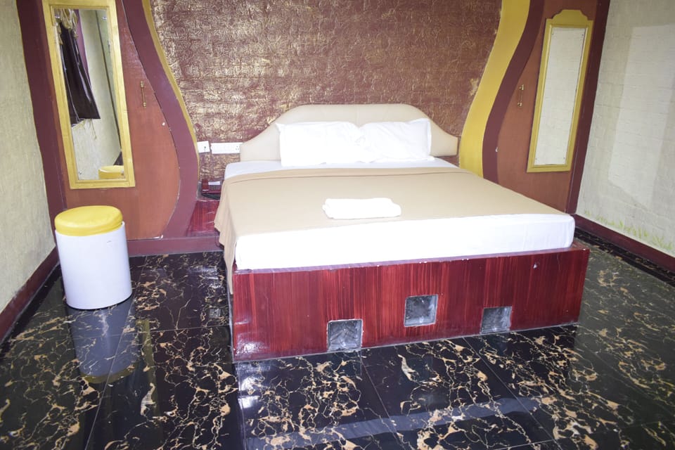 Hypo-allergenic bedding, desk, iron/ironing board, free WiFi