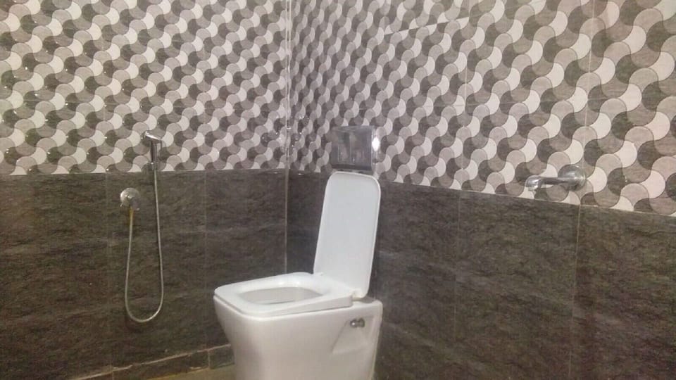 Classic Room | Bathroom | Shower, rainfall showerhead, towels, soap