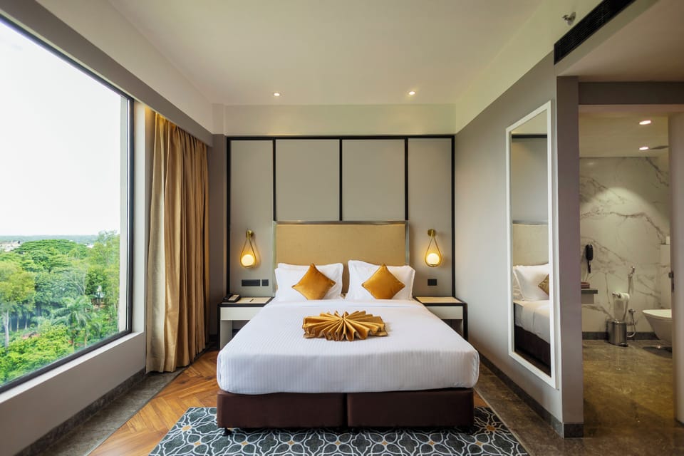 Luxury Suite | Egyptian cotton sheets, premium bedding, memory foam beds, minibar