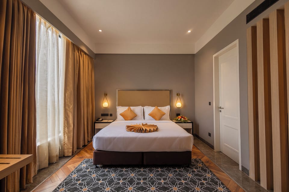 Executive Suite | Egyptian cotton sheets, premium bedding, memory foam beds, minibar