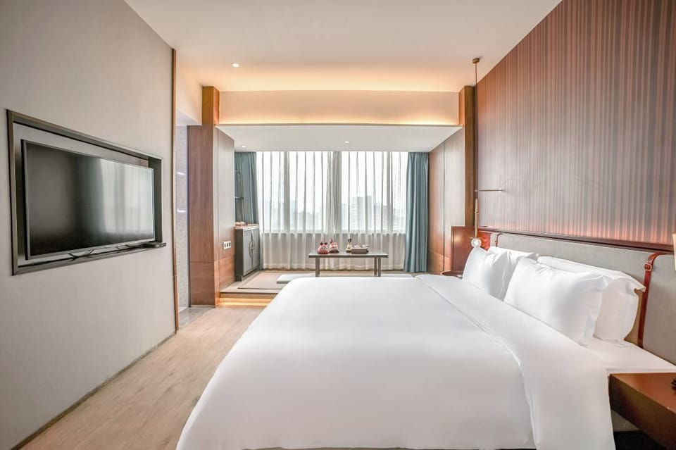Executive Room | Desk, laptop workspace, blackout drapes, soundproofing
