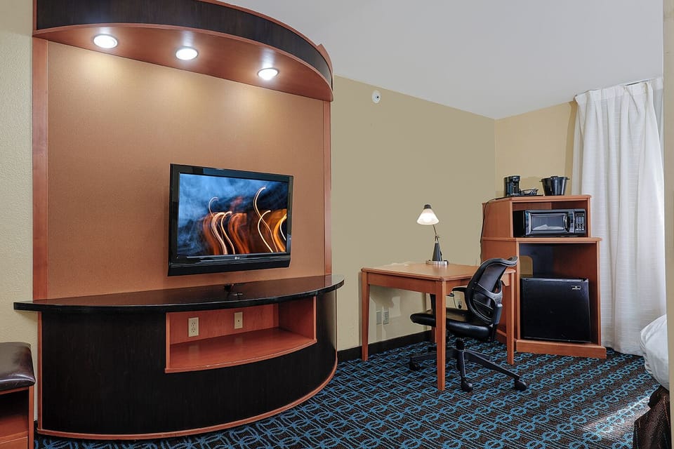 Room, 1 King Bed | In-room safe, individually furnished, desk, iron/ironing board