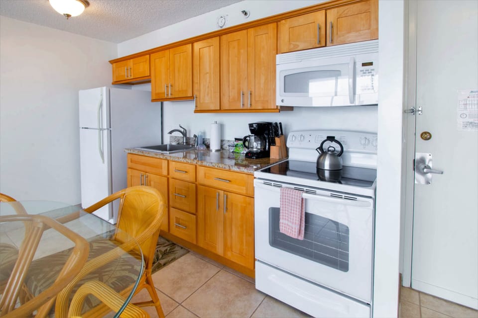 Condo, 1 Bedroom | Private kitchen | Fridge, oven, coffee/tea maker, toaster