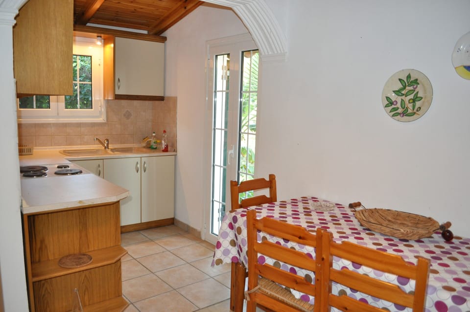 House, 3 Bedrooms, Smoking, Patio | Dining