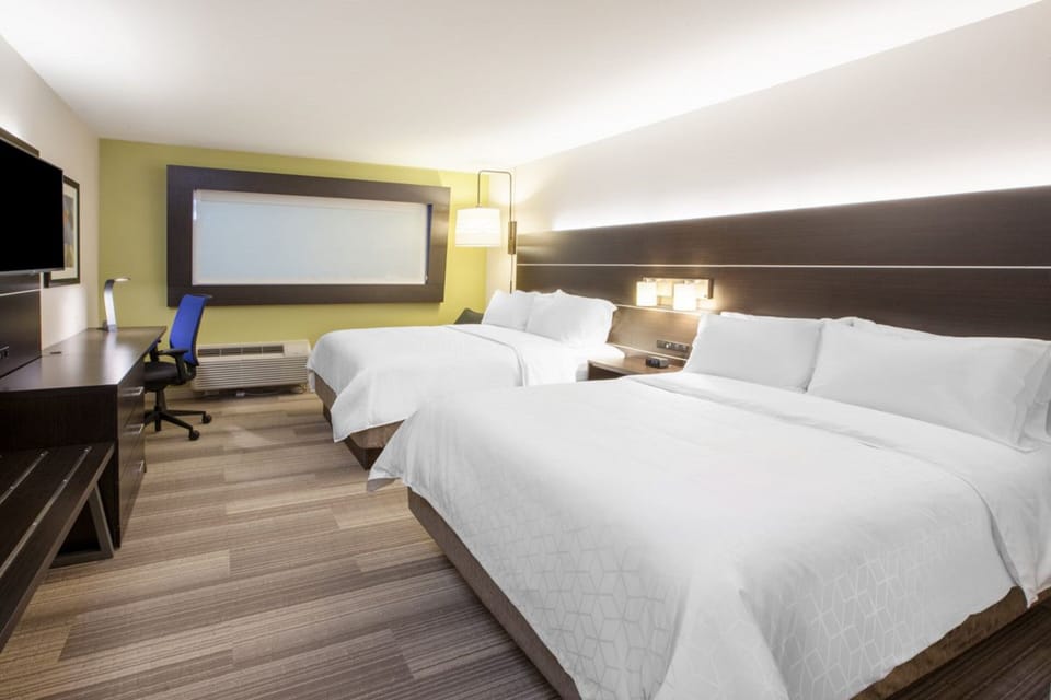Hypo-allergenic bedding, in-room safe, desk, laptop workspace