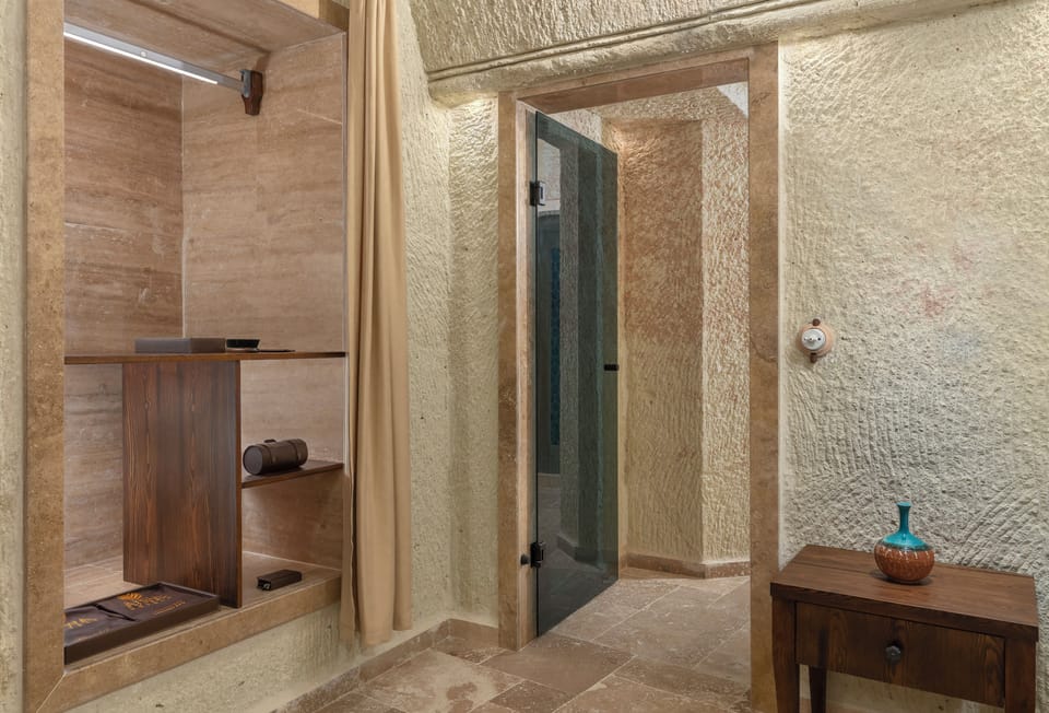 Suite (Kilic Arslan Cave) | Bathroom | Rainfall showerhead, designer toiletries, hair dryer, bathrobes