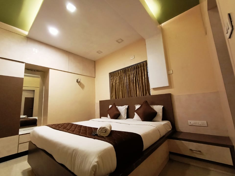 Deluxe Double Room | Hypo-allergenic bedding, iron/ironing board, bed sheets