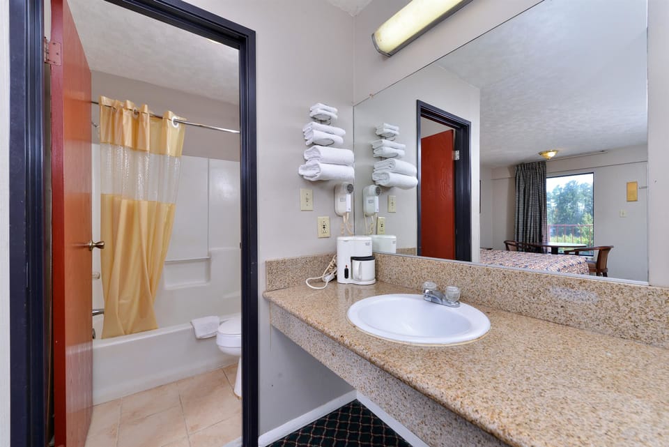 Room, 1 King Bed, Accessible, Non Smoking | Bathroom | Combined shower/tub, free toiletries, hair dryer