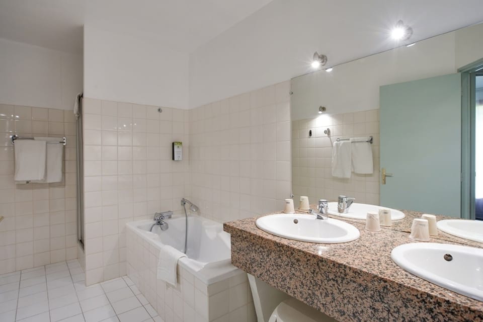 Family Room, Multiple Beds, Non Smoking, Bathtub | Bathroom | Bathtub, hair dryer, towels