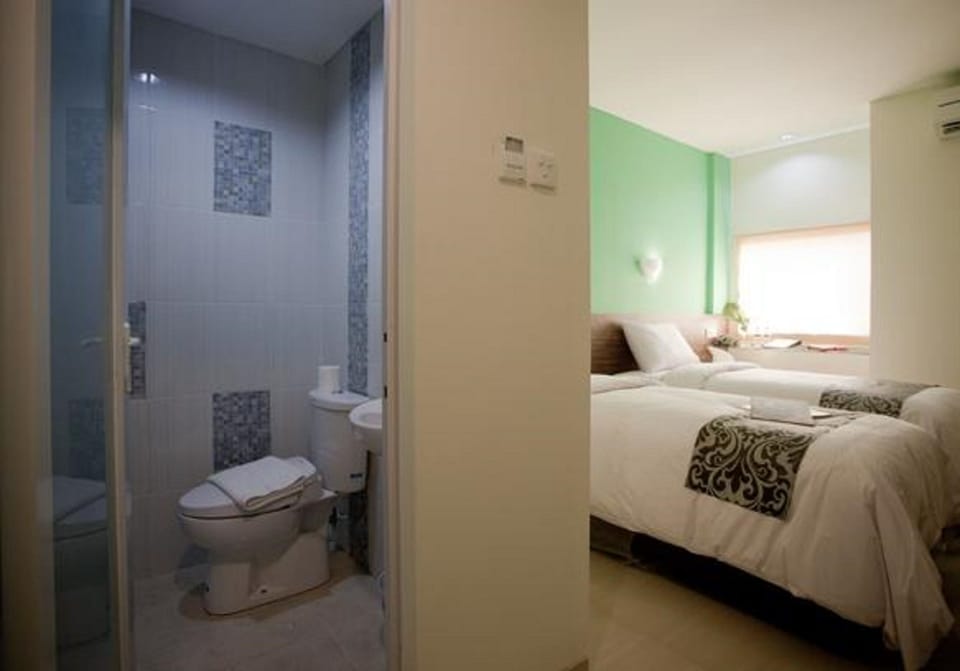 Deluxe Room | Bathroom | Shower, free toiletries, hair dryer, towels