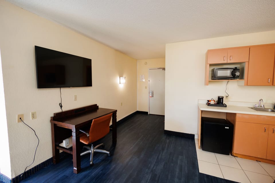Deluxe King Suite - Disability Access | Living room | Flat-screen TV