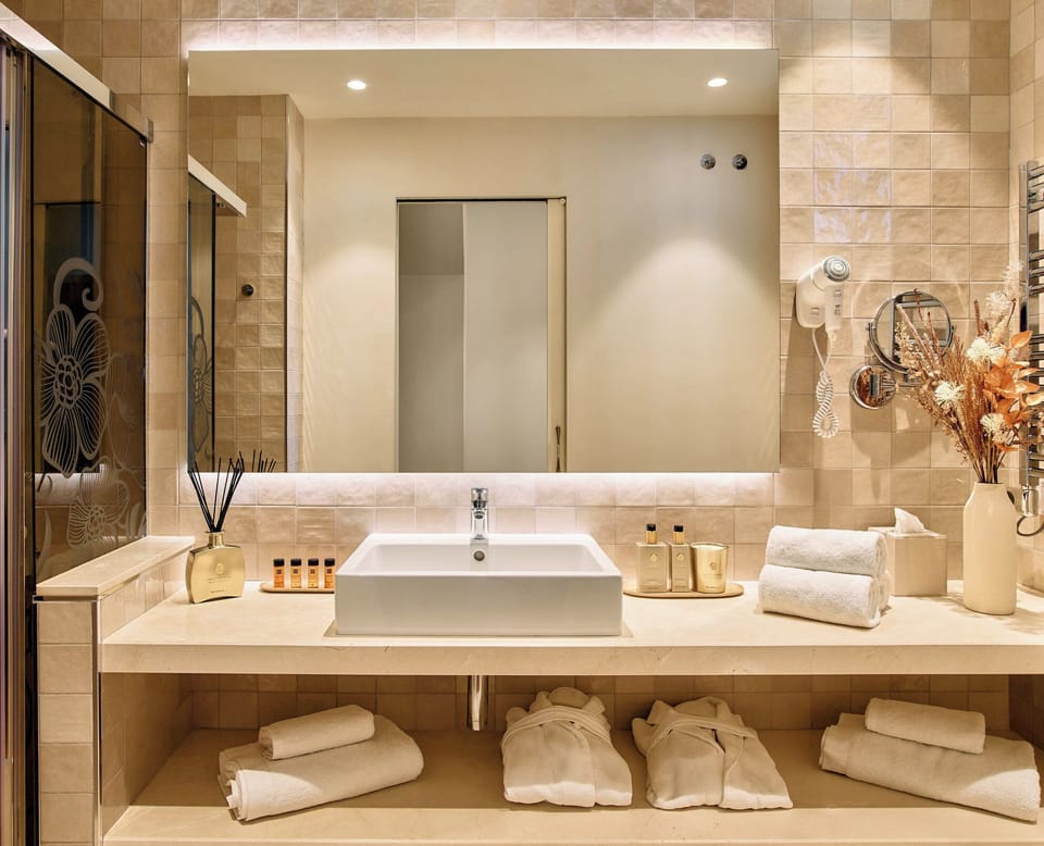Double Room | Bathroom | Bathtub, towels