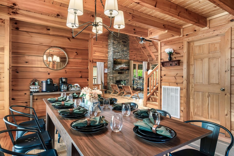 Deluxe Cabin, 6 Bedrooms, Hot Tub, Mountain View | Living area | TV, fireplace