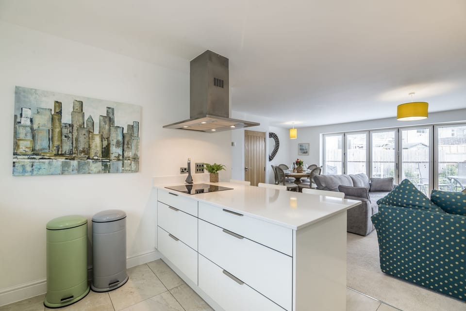 House (5 Bedrooms) | Private kitchen | Full-size fridge, microwave, oven, dishwasher