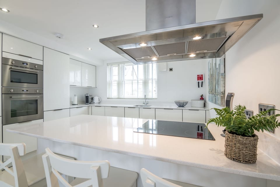 House (5 Bedrooms) | Private kitchen | Full-size fridge, microwave, oven, dishwasher