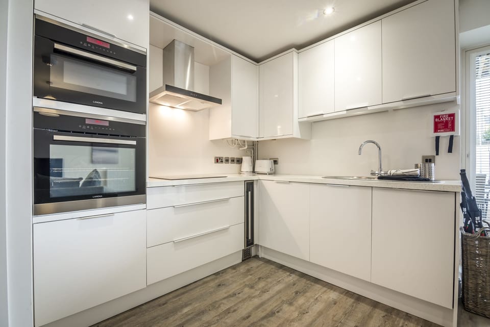 House (5 Bedrooms) | Private kitchen | Full-size fridge, microwave, oven, dishwasher