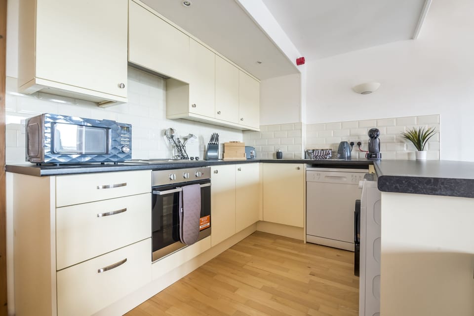 Apartment (3 Bedrooms) | Private kitchen | Fridge, microwave, oven, dishwasher