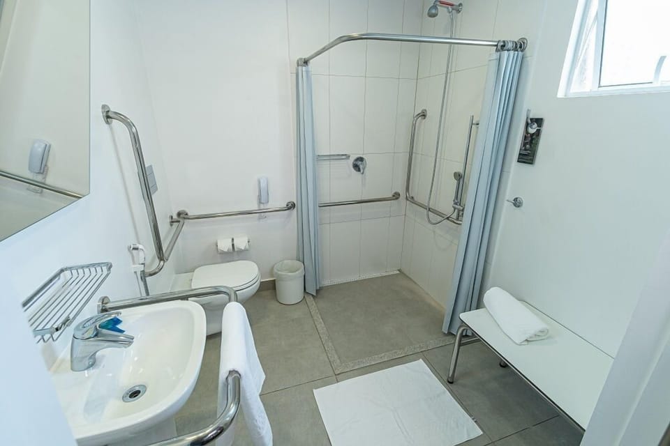 Standard Room, 1 Double Bed, Mobility Accessible | Bathroom | Shower, eco-friendly toiletries, towels