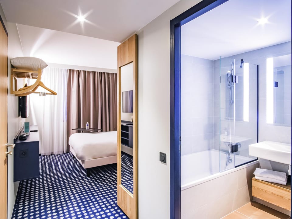 Blackout drapes, soundproofing, free WiFi, bed sheets