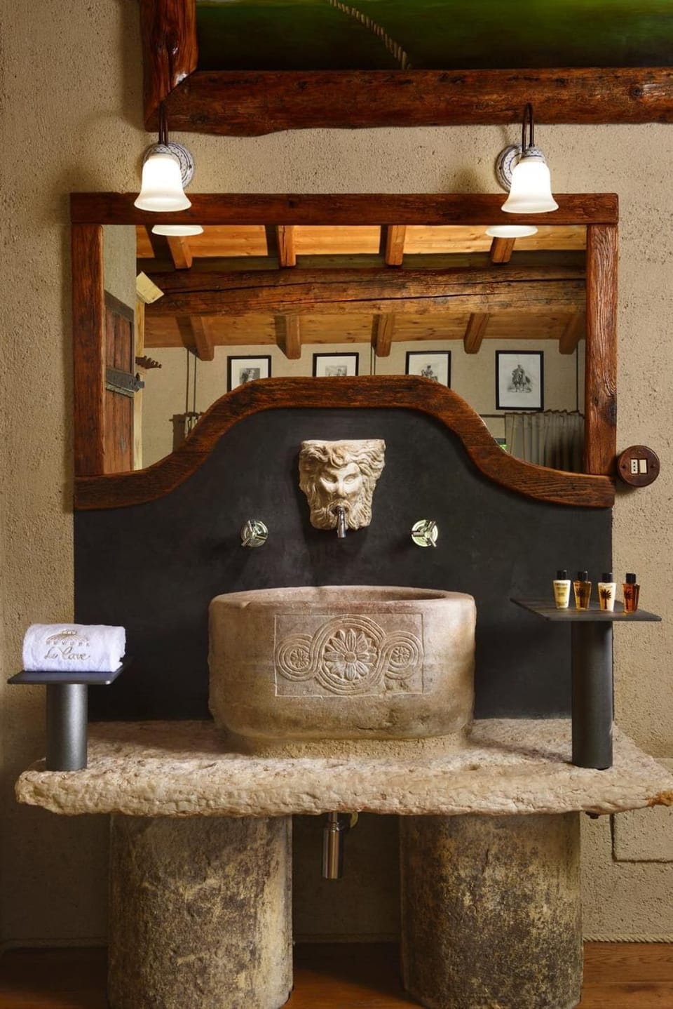 Signature Suite, Annex Building | Bathroom | Free toiletries, hair dryer, bathrobes, slippers
