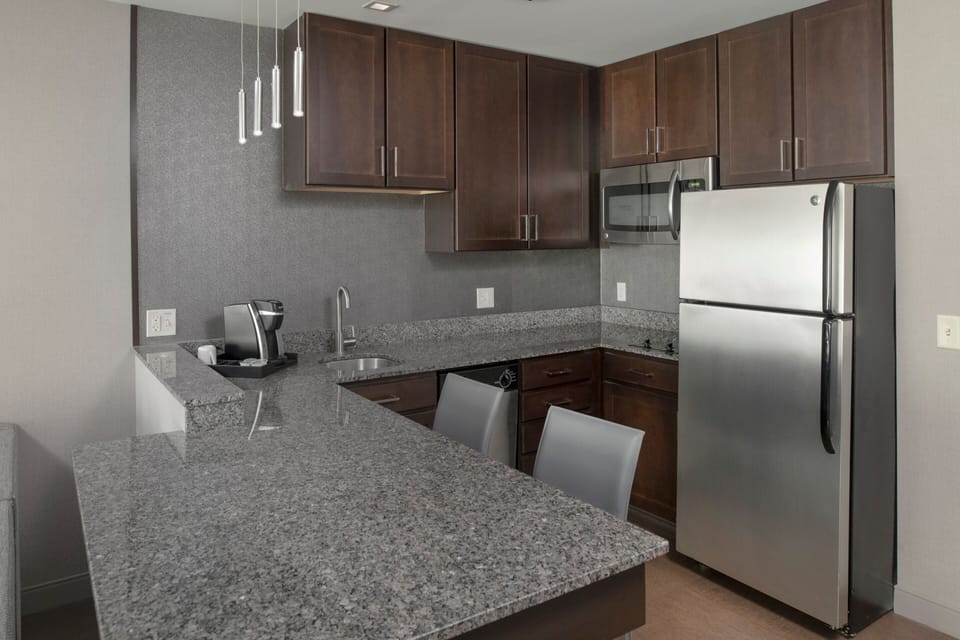 Full-size fridge, microwave, stovetop, dishwasher