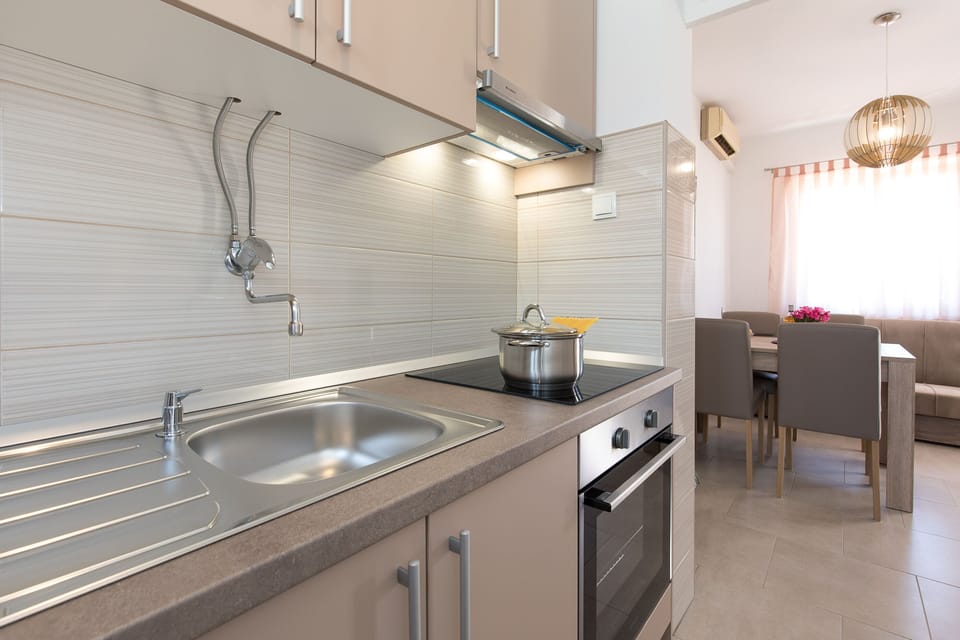 Private kitchen | Fridge, microwave, oven, stovetop