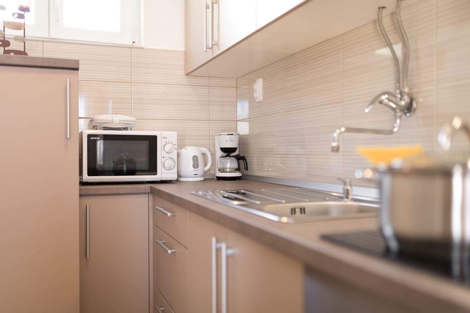 Private kitchen | Fridge, microwave, oven, stovetop