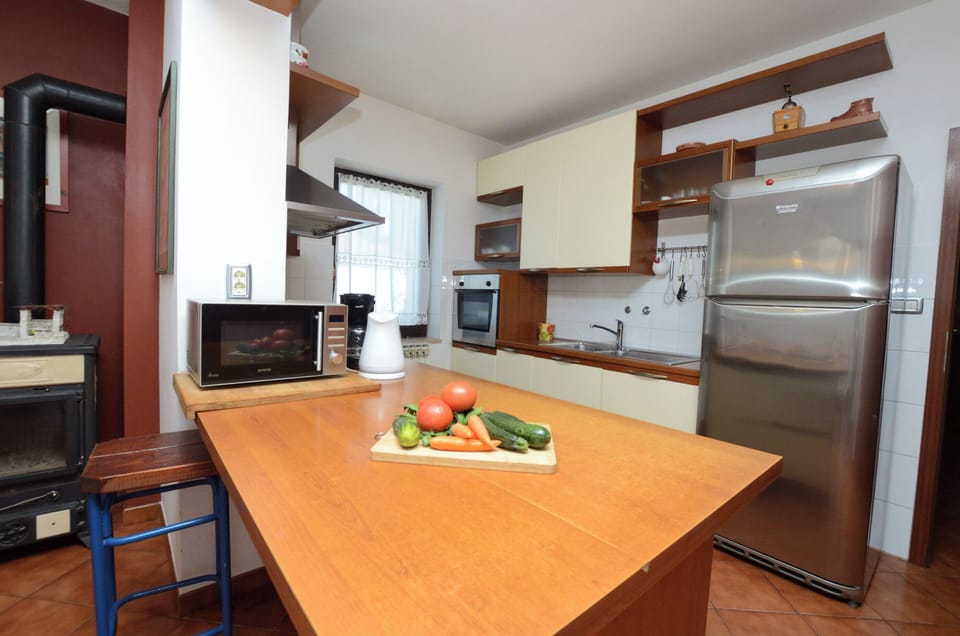 Apartment (A1) | Private kitchen | Fridge, oven, stovetop, dishwasher