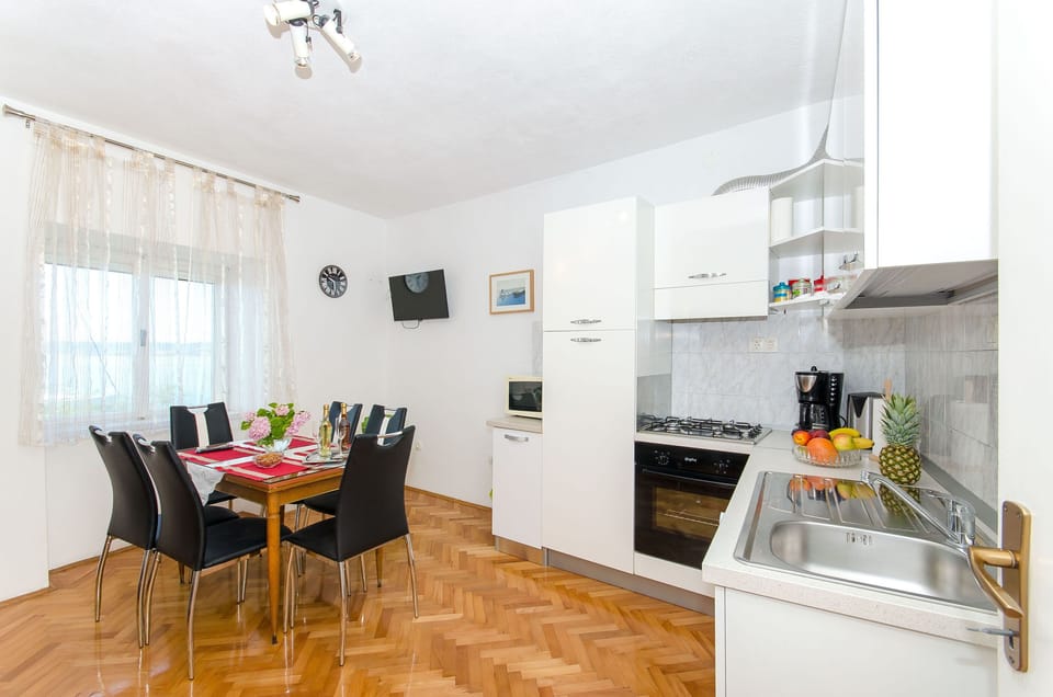 Private kitchen | Fridge, microwave, oven, stovetop