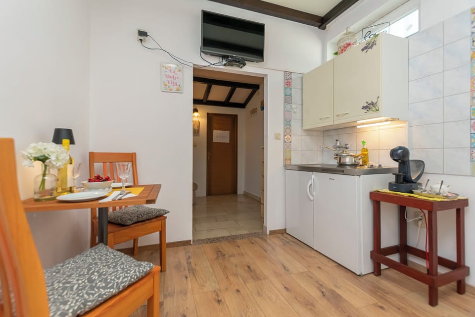 Studio (A1) | Dining
