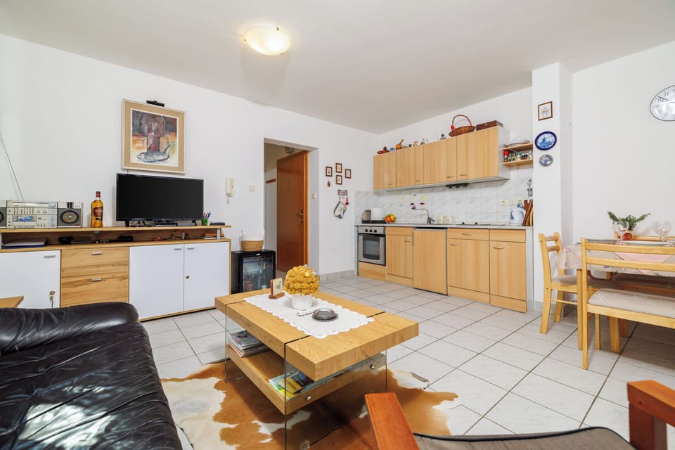 Apartment (A1) | Private kitchen | Fridge, oven, stovetop, electric kettle