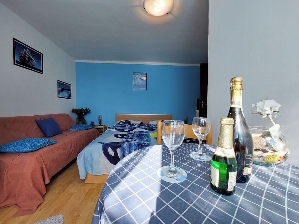 Room (S1) | Dining