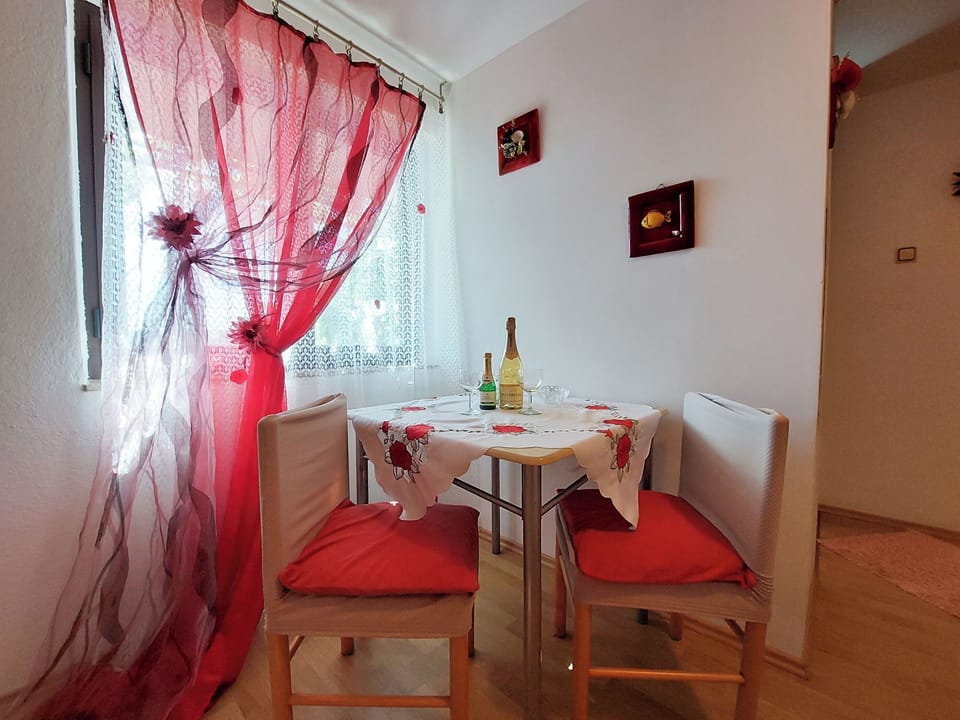 Room (S2) | Dining