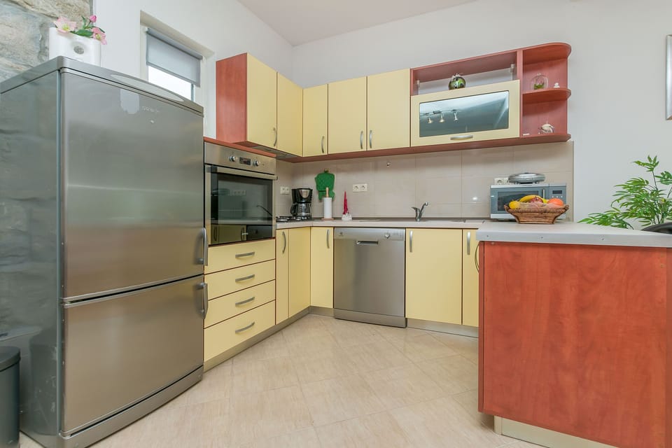 Private kitchen | Fridge, microwave, oven, stovetop
