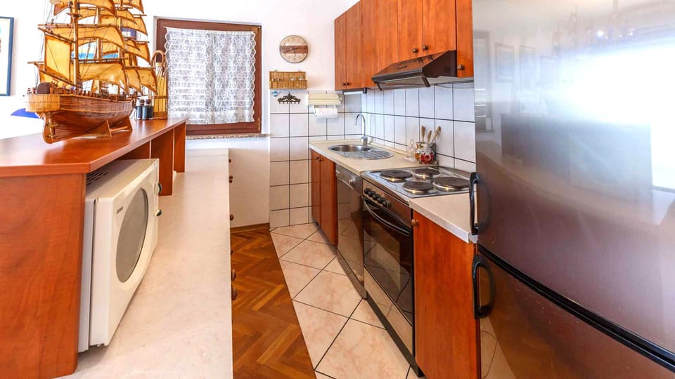 Private kitchen | Fridge, microwave, oven, stovetop