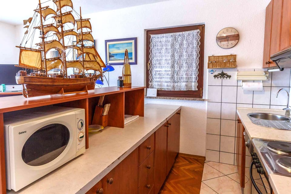 Private kitchen | Fridge, microwave, oven, stovetop