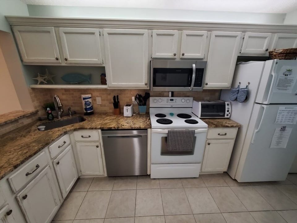 Condo, 2 Bedrooms | Private kitchen | Microwave, stovetop, dishwasher, toaster