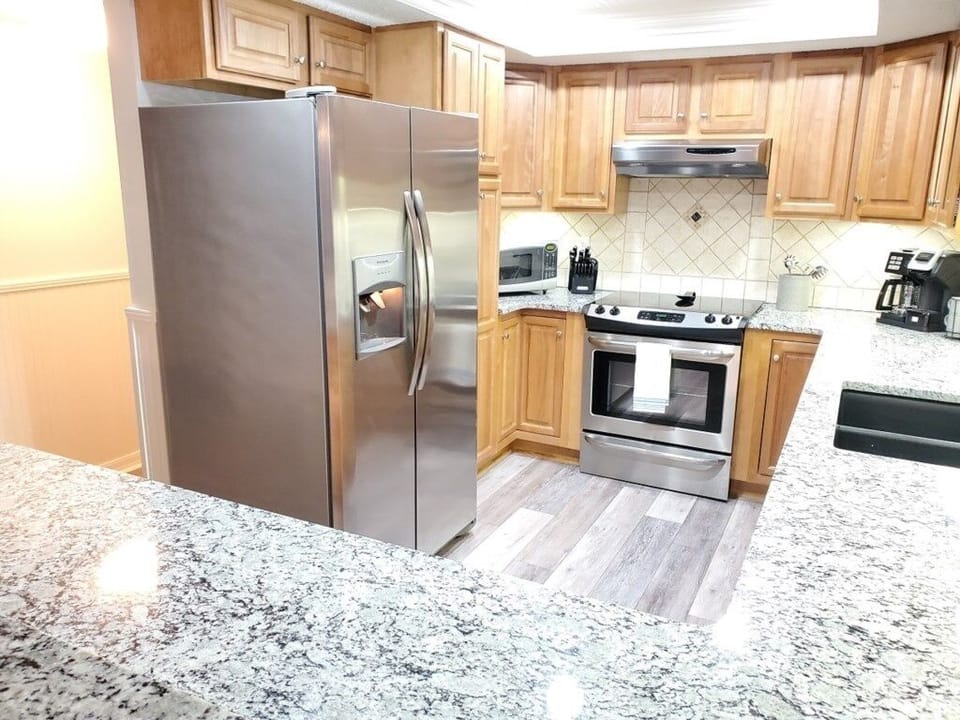 Condo, 2 Bedrooms | Private kitchen | Microwave, dishwasher