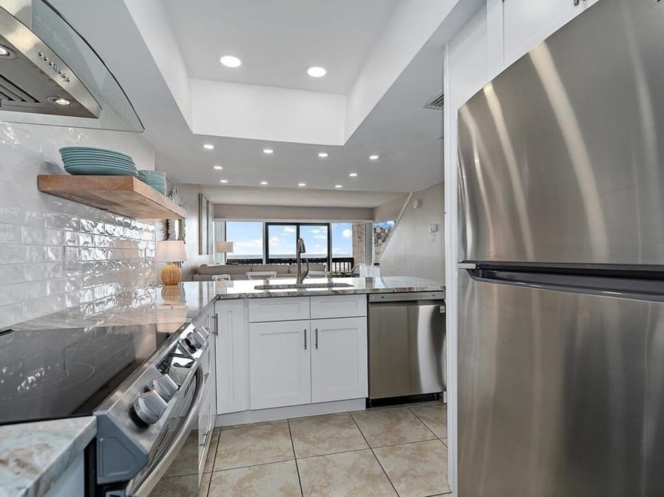Condo, 2 Bedrooms | Private kitchen | Microwave, dishwasher