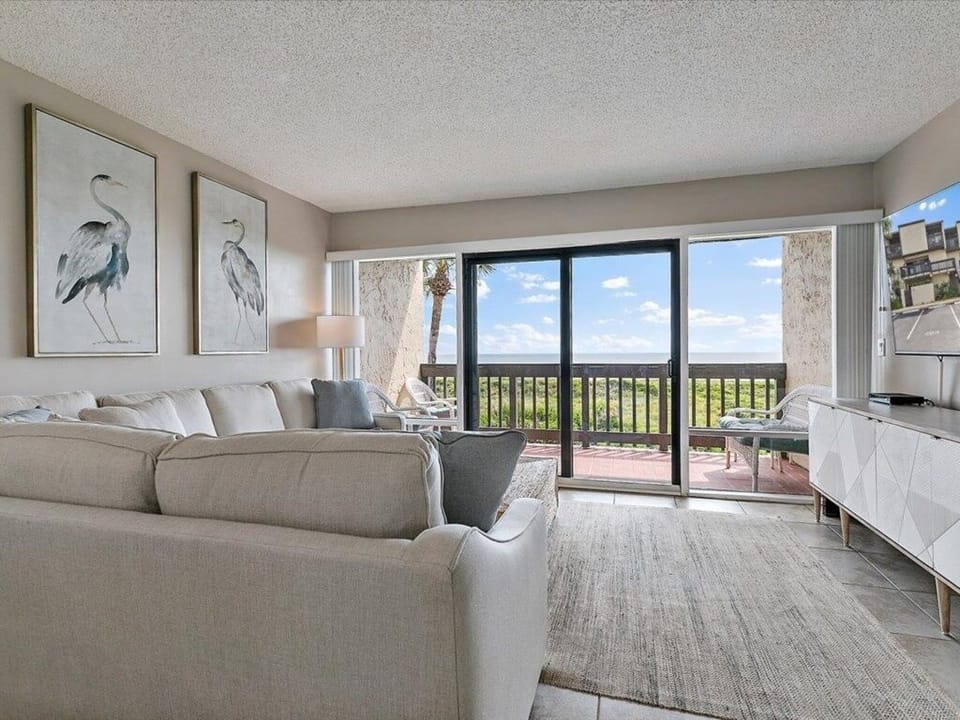 Condo, 2 Bedrooms | Living room