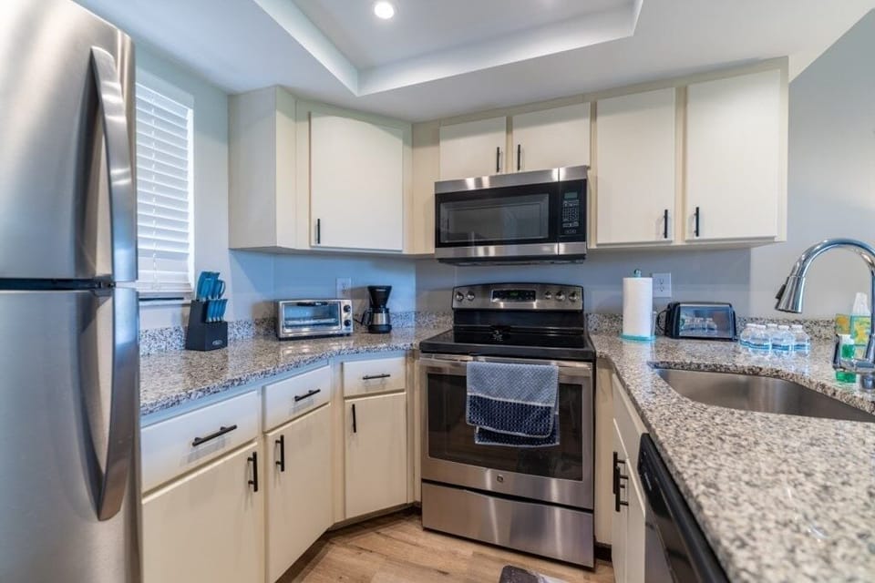 Condo, 2 Bedrooms | Private kitchen | Microwave, dishwasher
